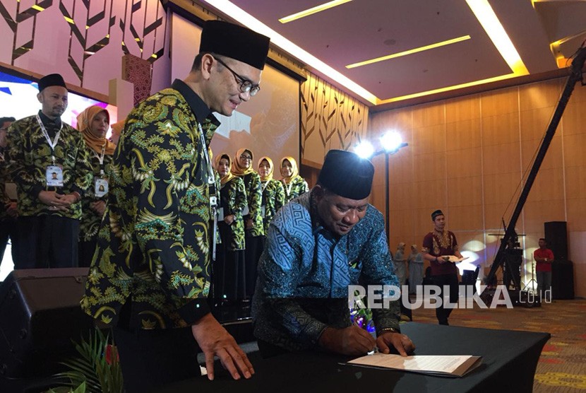 Ketua Umum Sapuhi Syam Resfiadi dan Ketua Komisi VIII DPR RI Ali Taher menandatangani pengesahan keanggotaan kepengurusan Sapuhi periode 2018/2023, Jumat (6/7) di Jakarta.