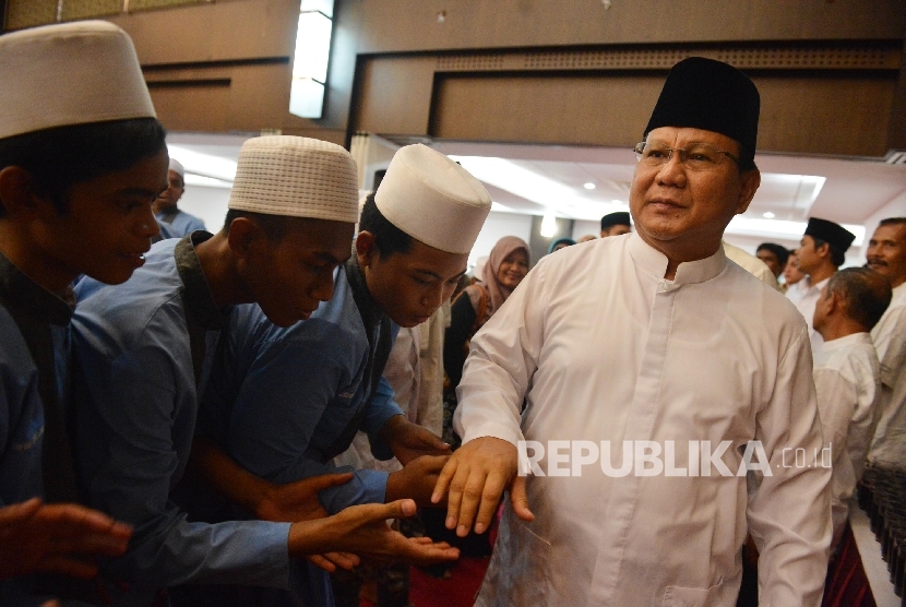  Ketua Umum sekaligus Dewan Pembina Partai Gerindra Prabowo Subianto menyalami anak yatim piatu saat menggelar puasa bersama di Jakarta, Rabu (22/6).   (Republika/Raisan Al Farisi)