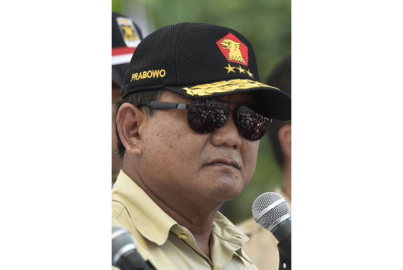 Ketua Umum sekaligus Ketua Dewan Pembina Partai Gerindra Prabowo Subianto menyampaikan orasi dalam Aksi Bela Rohingya 169 di Monumen Patung Kuda, Jakarta, Sabtu (16/9).