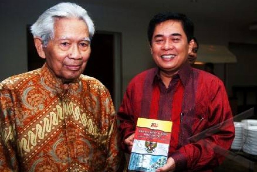 Ketua Umum SOKSI Ade Komaruddin (kanan) dan Pendiri Soksi Suhardiman