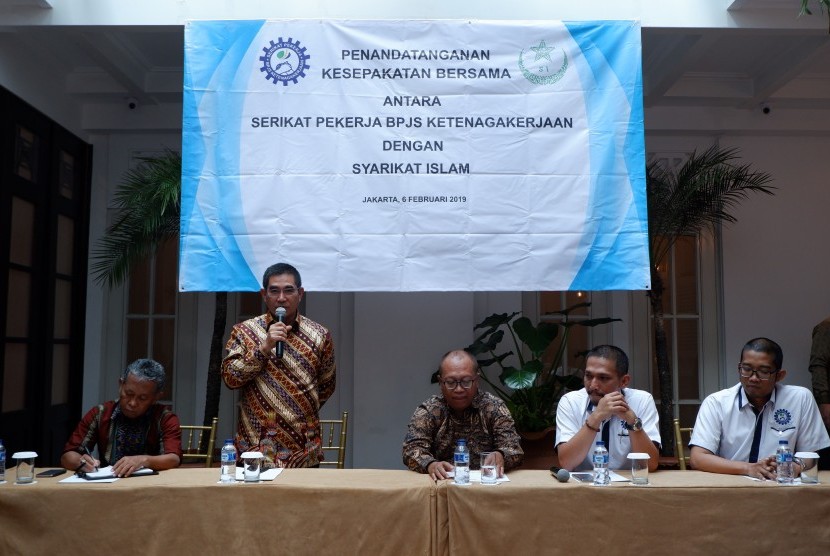 Ketua Umum SP BPJS Ketenagakerjaan, Eko Purnomo, dengan Ketua Umum Syarikat Islam, Dr Hamdan Zoelva menandatangani kesepakatan bersama dengan Syarikat Islam tentang Sinergisitas Mendukung Pelaksanaan Program Jaminan Sosial Ketenagakerjaan di Hermitage Hotel Jakarta Selatan, Rabu (6/2).  