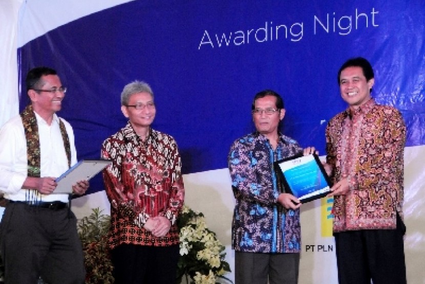 Ketua Umum SPS Dahlan Iskan menyerahkan penghargaan bagi PT Telkom