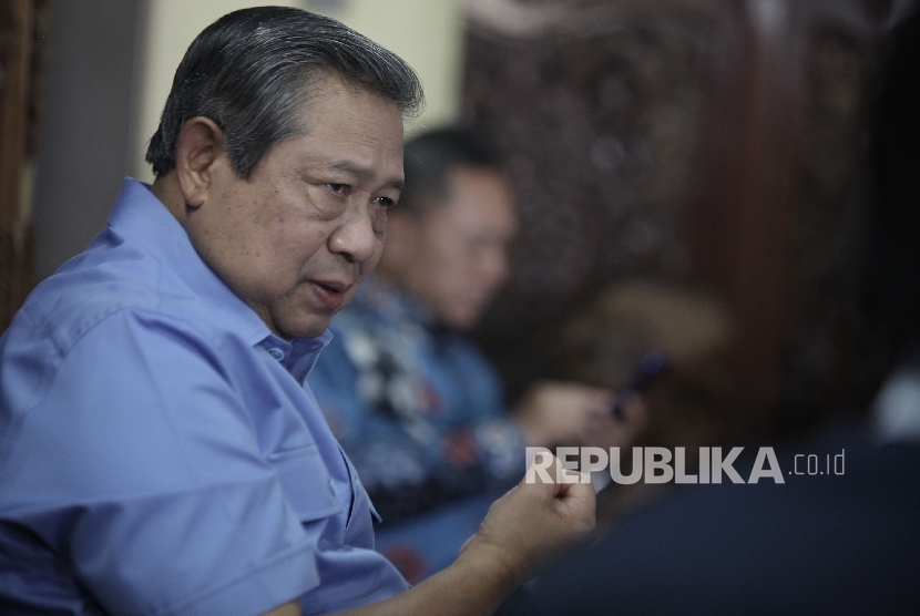 Ketua Umum Susilo Bambang Yudhoyono (SBY) berbincang bersama kader partai sebelum rapat konsolidasi di kedimanan SBY, Cikeas, Bogor, Jawa Barat, (21/9). 