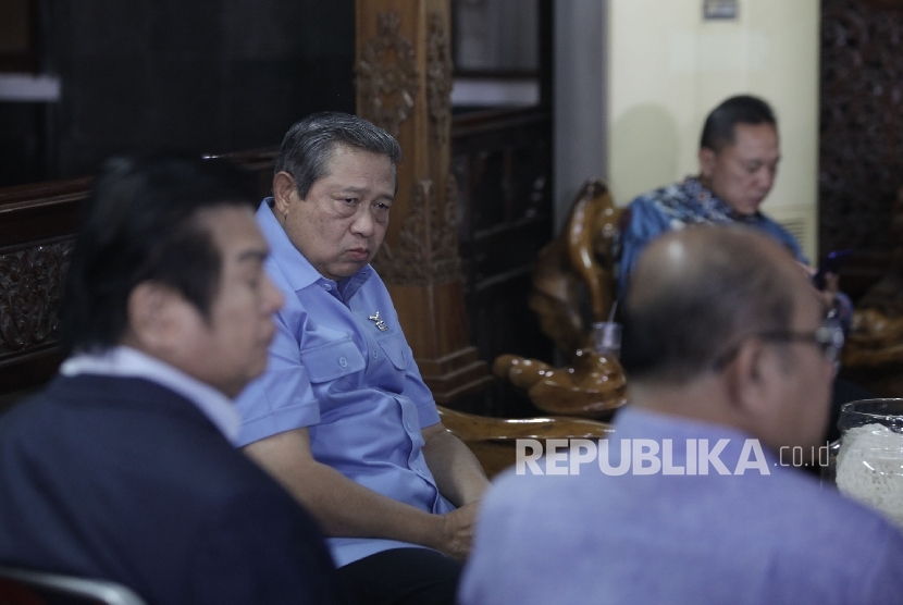 Ketua Umum Partai Demokrat Susilo Bambang Yudhoyono  (kiri) bersama Ketum PAN Zulkifli Hasan (kanan) berbincang sebelum rapat konsolidasi di kedimanan SBY, Cikeas, Bogor, Jawa Barat, Rabu (21/9) lalu.