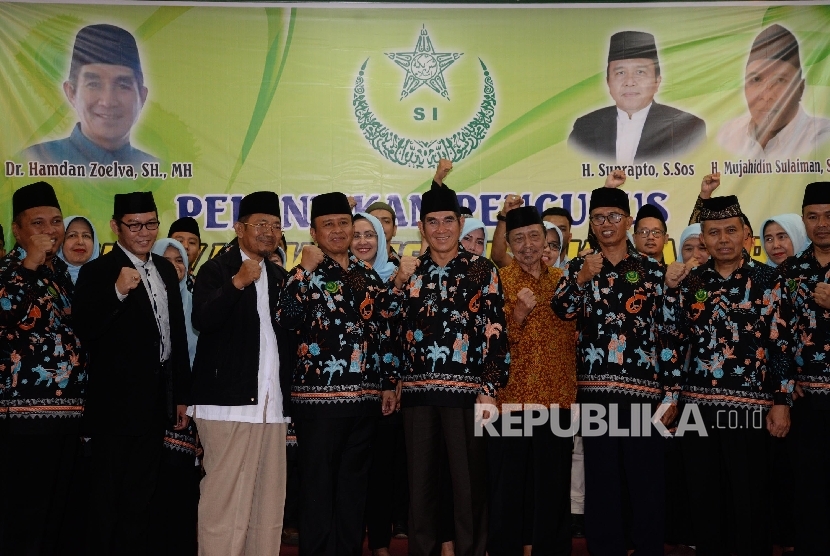 Ketua Umum Syarikat Islam (SI) Hamdan Zoelva (tengah) berfoto bersama seusai melantik pengurus DPW Syarikat Islam DKI Jakarta, Jumat (12/5). 