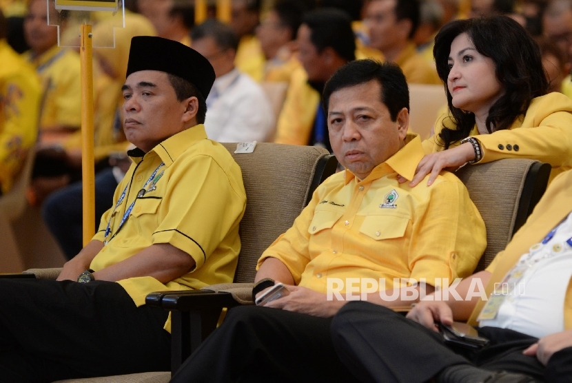 Ketua Umum terpilih Partai Golkar Setya Novanto (kanan), dan pesaingnya Ade Komarudin saat proses pemilihan Ketua Umum dalam Munas Luar Biasa (Munaslub) di Nusa Dua, Bali, Selasa (17/5).