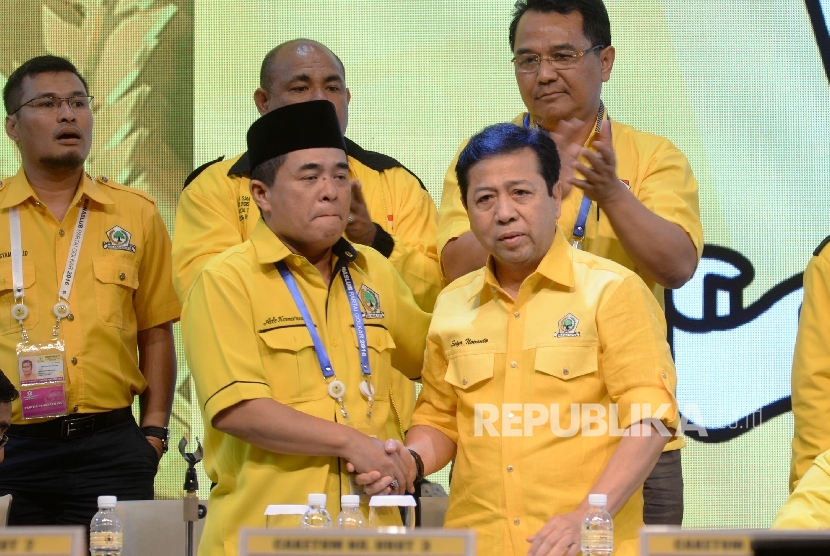 Ketua Umum terpilih Partai Golkar Setya Novanto (kanan) mendapat ucapan selamat dari pesaingnya Ade Komarudin usai proses pemilihan Ketua Umum dalam Munas Luar Biasa (Munaslub) di Nusa Dua, Bali, Selasa (17/5)