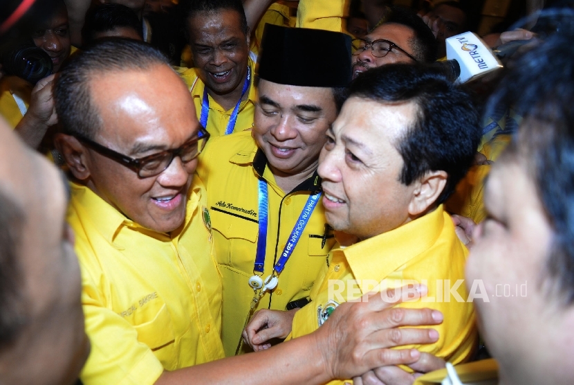 Ketua Umum terpilih Partai Golkar Setya Novanto (kanan) mendapat ucapan selamat dari Mantan Ketua Umum Golkar Aburizal Bakrie (kiri), dan pesaingnya Ade Komarudin usai proses pemilihan Ketua Umum dalam Munas Luar Biasa (Munaslub) di Nusa Dua, Bali, Selasa 