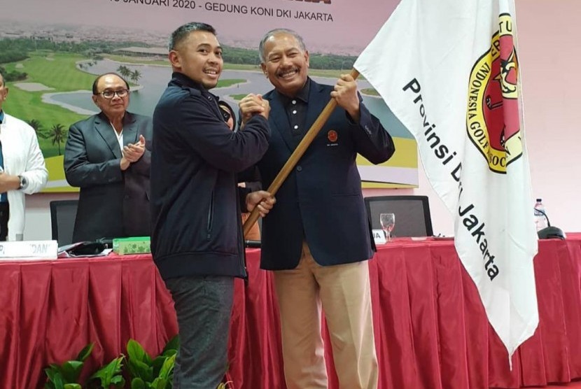 Ketua Umum terpilih Persatuan Golf Indonesia (PGI) DKI Jakarta Raya (Jaya) periode 2020-2024 Reza Ihsan Rajasa (kiri) menerima bendera dari Ketua Umum sebelumnya Ferrial Sofyan, seusai Musyawarah Provinsi PGI DKI Jaya, di Gedung Komite Olahraga Nasional Indonesia (KONI) DKI Jakarta, Ahad (19/1).