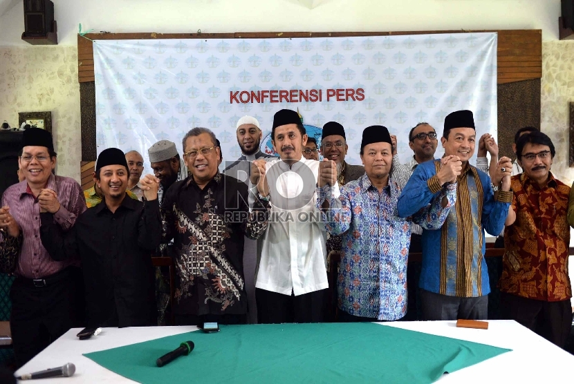  Ketua Umum Wahdah Islamiyah Zaitun Rasmin (baju putih) bersama sejumlah tokoh Muslim menggelar konferensi pers membantah terkait dengan jaringan teroris seperti yang disebut Metro TV di Jakarta, Senin (11/1). (Republika/Wihdan Hidayat)
