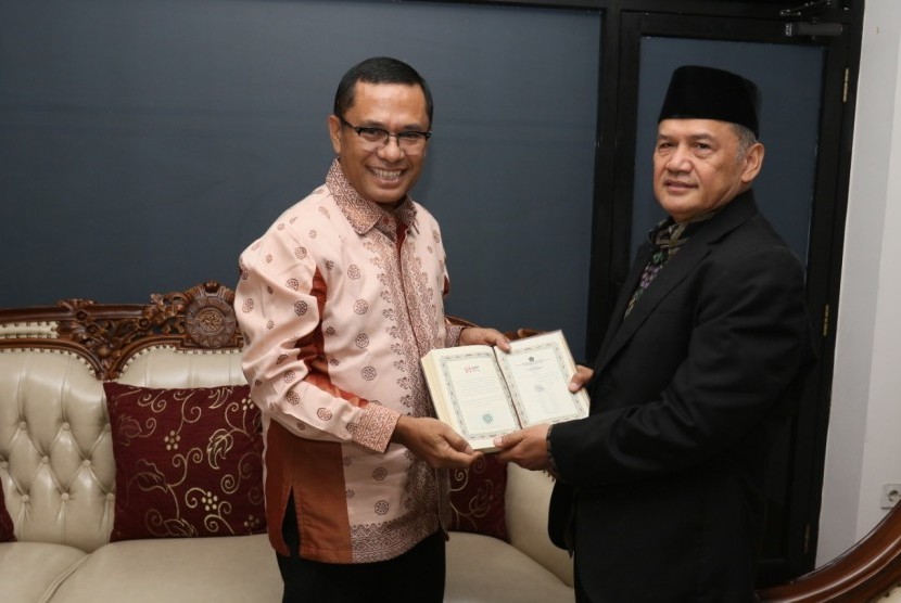 Ketua Umum Yayasan Muslim Sinar Mas, Saleh Husin menyerahkan secara simbolik mushaf Alquran itu kepada Ketua Yayasan SMK Muhammadiyah, Garut, Jawa Barat, Prof Dr KH Dadang Kahmad di Jakarta.