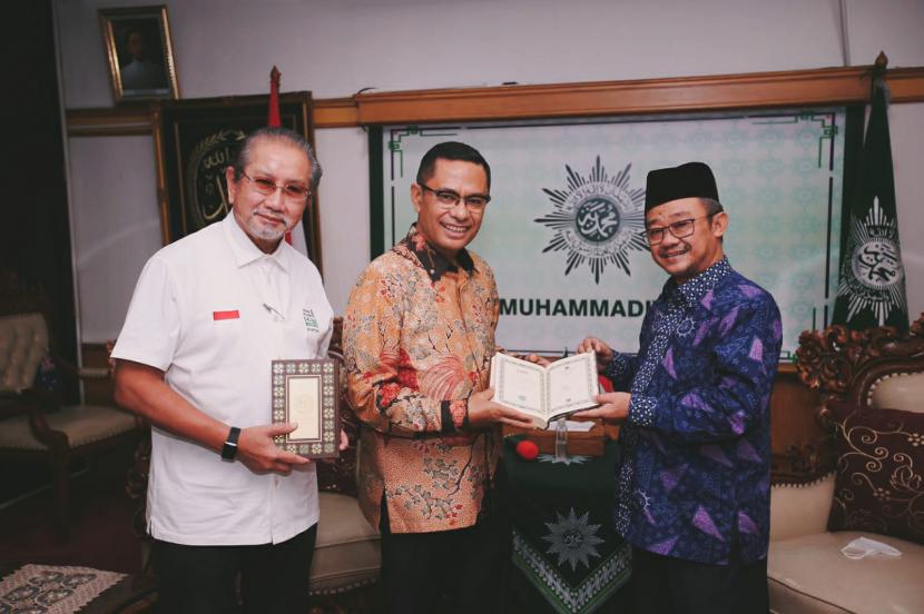 Ketua Umum Yayasan Muslim Sinar Mas Saleh Husin menyerahkan wakaf Alquran kepada Sekretaris Umum PP Muhammadiyah Abdul Muti. 