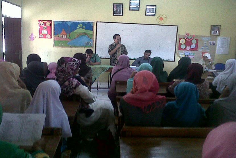 Ketua Umum Yayasan Perguruan Al-Iman Afrizal Sinaro memberikan pengarahan dan apresiasi kepada para guru Sekolah SD Al-Iman di Citayam, Bogor, Sabtu (25/6) pagi.
