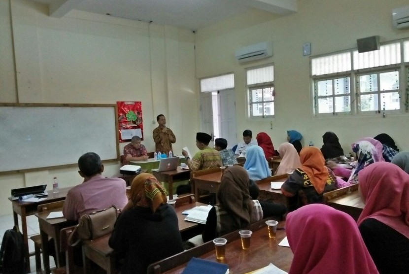 Ketua Umum Yayasan Perguruan Al-Iman Citayam Bogor Afrizal Sinaro (kanan) sedang memberikan arahan pada diklat guru pembelajar.