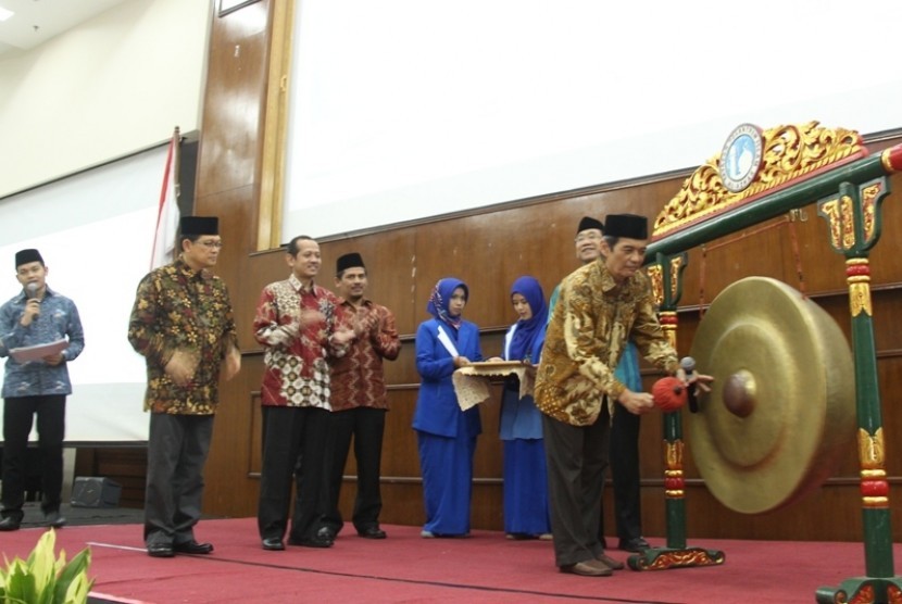 Ketua Umum Yayasan Pesantren Islam (YPI) Muhammad Suhadi memukul gong tanda diresmikannya peluncuran E-eksis.