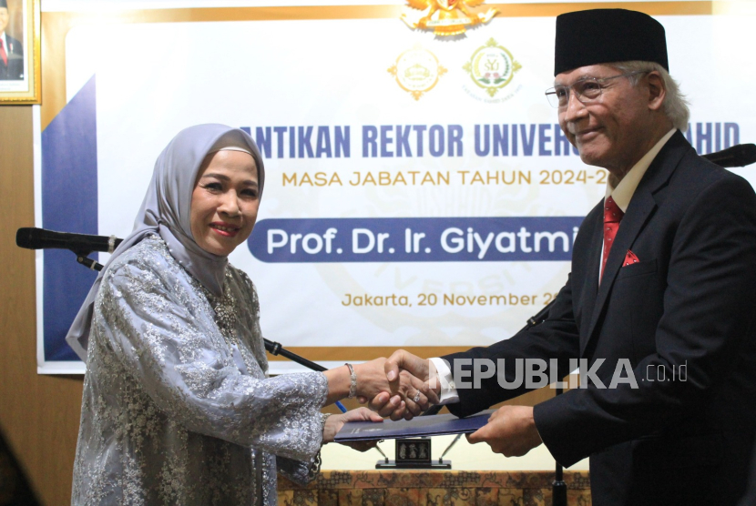 Ketua Umum Yayasan Sahid Jaya, Prof Nugroho B Sukamdani resmi melantik Rektor Universitas Sahid periode 2024-2027, Prof Giyatmi.