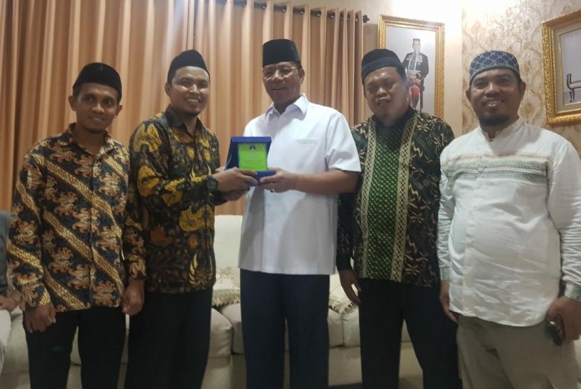 Ketua Yayasan Al Bayan Hidayatullah  Makassar, Suwito Fatah (kedua dari kiri) menyerahkan kenang-kenangan kepada  Wakapolda Sulsel, Brigjen Pol Adnas.