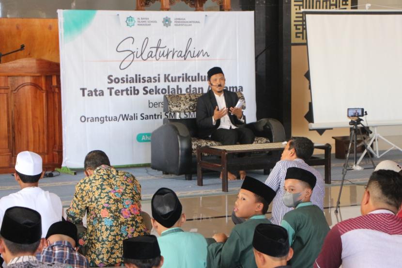 Ketua Yayasan Al Bayan Hidayatullah Makassar, Ustadz Suwito Fatah MM menyambut Para santri putra dan putri didampingi orangtua/wali dan keluarga di Masjid ponpes Umar Al Faruk, Makassar, Ahad (17/7/2022).