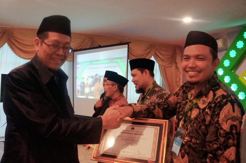Ketua Yayasan Al Bayan Ustadz  Suwito Fatta MM  (kanan) menerima Penganugerahan piagam predikat Unggul  yang  diserahkan oleh Ketua Bidang Tarbiyah DPP Hidayatullah Ustadz Abu Ala Abdullah MPd, Kamis (9/12).