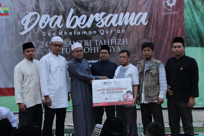 Ketua Yayasan Amanah Takaful Ernawan Priarto (ketiga dari kanan) menyerahkan bantuan untuk Muslim Rohingya kepada Pengasuh Pesantren Tahfizh Daarul Qur'an Ustaz  Slamet Ibnu Syam.    