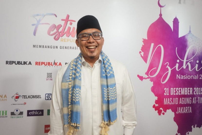 Doa menjadi sangat penting ketika virus corona makin menyebar. Tampak Ketua Yayasan Askar Kauny Ustaz Bobby Herwibowo di Masjid At-Tin, Jakarta Timur, Selasa (31/12). (Alkhaledi Kurnialam/Republika)