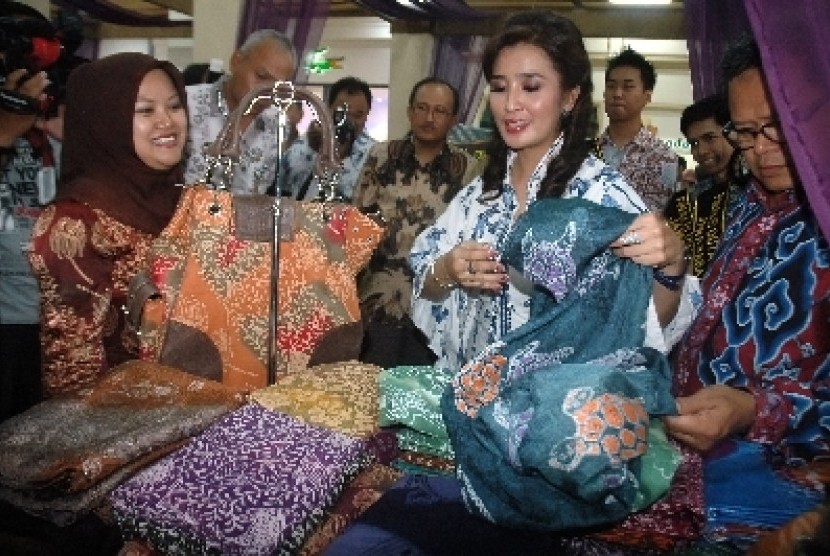 Ketua Yayasan Batik Jawa Barat (YBJB) Sendy Yusuf (dua kanan) melihat batik Sukabumi pada acara 