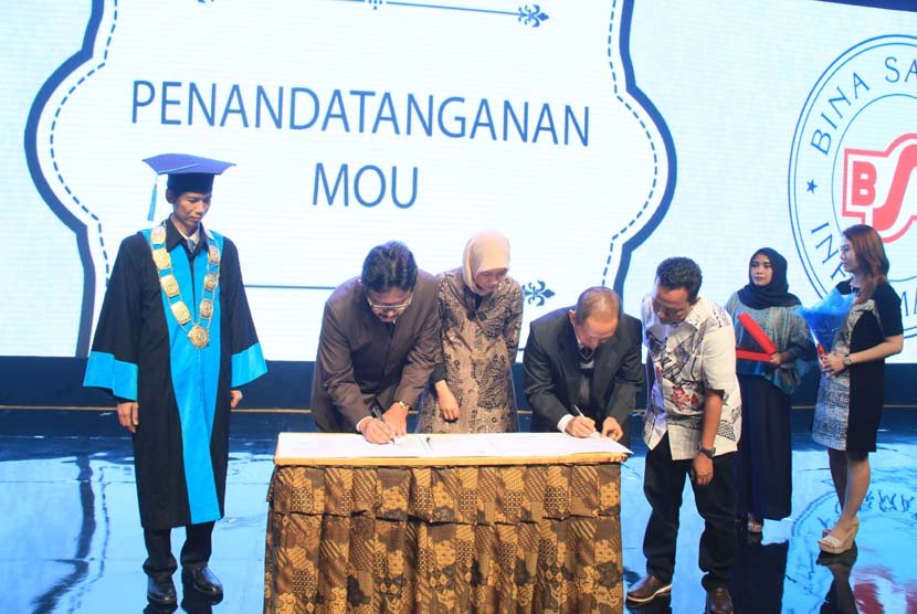 Ketua Yayasan BSI Herman P Harsoyo dan Eksekutif Vice President Enterprise Service PT  Telekomunikasi Indonesia Siti Choiriana menandatangani MoU di Bekasi, Senin (18/7/2016).