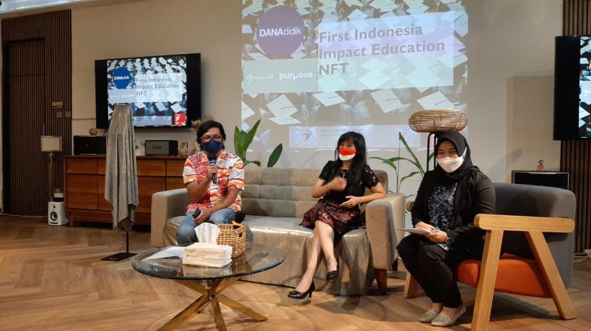 Ketua Yayasan DANAdidik, Januar Sudharsono, dan CEO Ganara Art, Tita Djumaryo, dalam peluncuran NFT pendidikan di Jakarta, Rabu (17/8/2022). Pendapatan dari NFT pendidikan pertama di Indonesia itu untuk mendanai pendidikan siswa kurang mampu di Indonesia. 