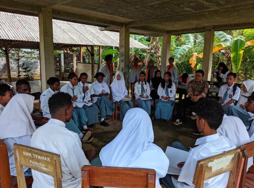 Ketua Yayasan Darma Bakti Karya, Ai Nurhidayat, berkomunikasi dengan para siswa kelas multikultural di  SMK Bakti Karya, Desa Cintakarya, Kecamatan Parigi, Kabupaten Pangandaran, Jawa Barat.   