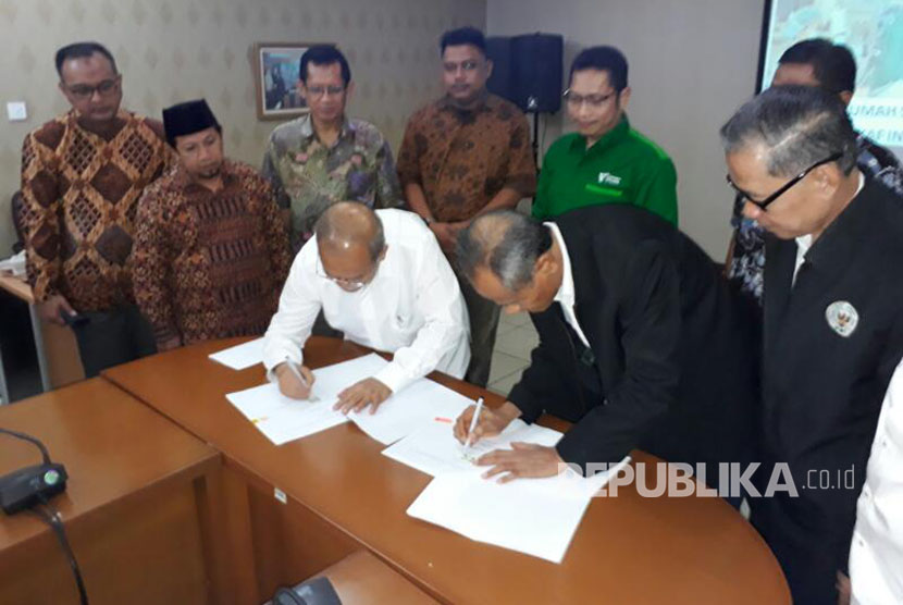 Ketua Yayasan Dompet Dhuafa, Ismail A Said dan Ketua Badan Wakaf Indonesia, Slamet Riyanto menandatangani nota kesepahaman pendirian Rumah Sakit Wakaf (RSW) BWI-DD Spesialis Mata untuk dhuafa, di Gedung Bayt Alquran TMII, Kamis (6/4).