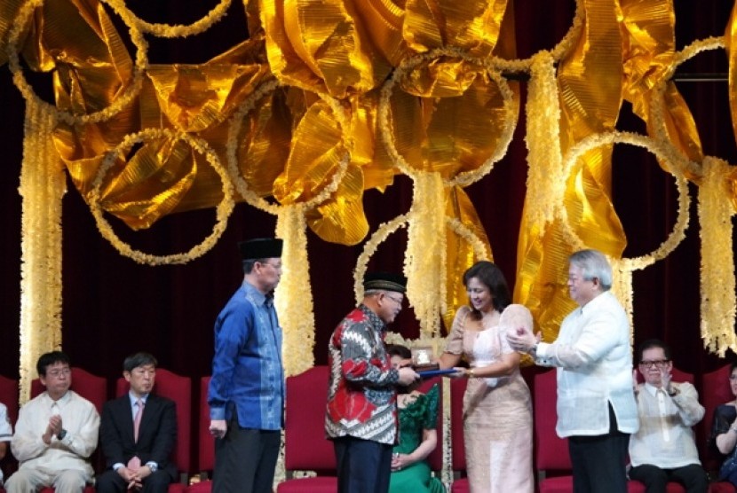 Ketua Yayasan Dompet Dhuafa, Ismail A Said menerima penghargaan Ramon Magsaysay Award Foundation (RMAF)