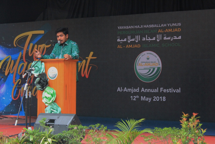 Ketua Yayasan Haji Hasballah Yunus (YHHY) Fadhullah memberikan sambutan pada acara milad Al-Amjad yang kedua, di Perguruan Islam Al-Amjad, di Jalan Merpati no 1, Kota Medan, Sabtu (12/5)