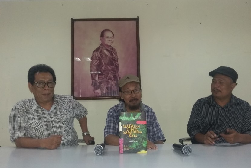 Ketua Yayasan Hari Puisi Maman S Mahayana, penyair Sutardji Calzoum Bachri  dan Sekretaris Panitia Hari Puisi Indonesia (HPI) 2016 Mustafa Ismail  (dari kiri ke kanan) dan buku “Matahari Cinta Samudra Kata