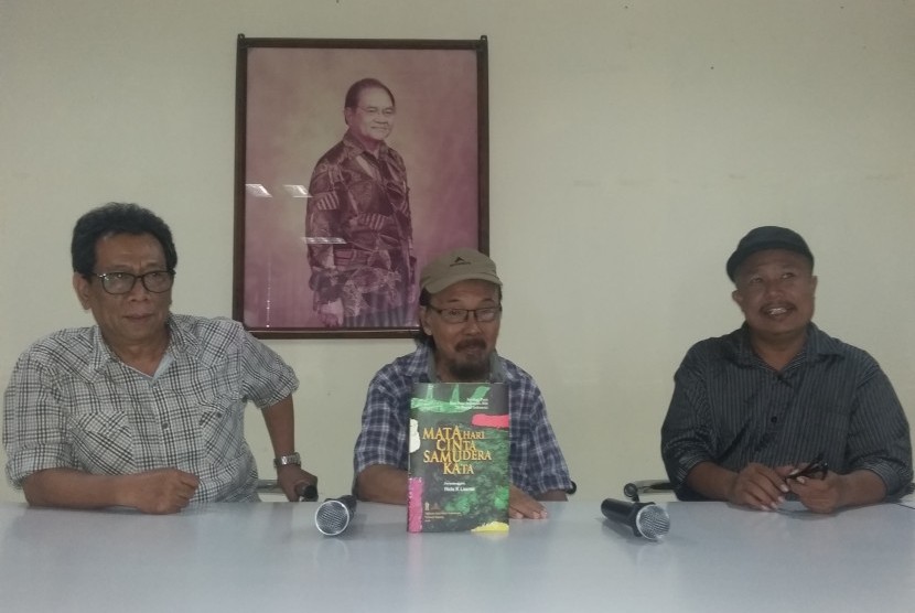 Ketua Yayasan Hari Puisi Maman S Mahayana, penyair Sutardji Calzoum Bachri  dan Sekretaris Panitia Hari Puisi Indonesia (HPI) 2016 Mustafa Ismail  (dari kiri ke kanan).