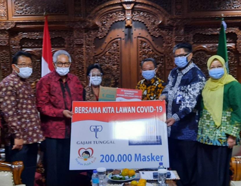  Ketua Yayasan Indonesia Damai (UID) Tuti Hadiputranto menyerahkan bantuan 200 ribu masker kepada Sekretaris Umum PP Muhammadiyah Prof Abdul Mu