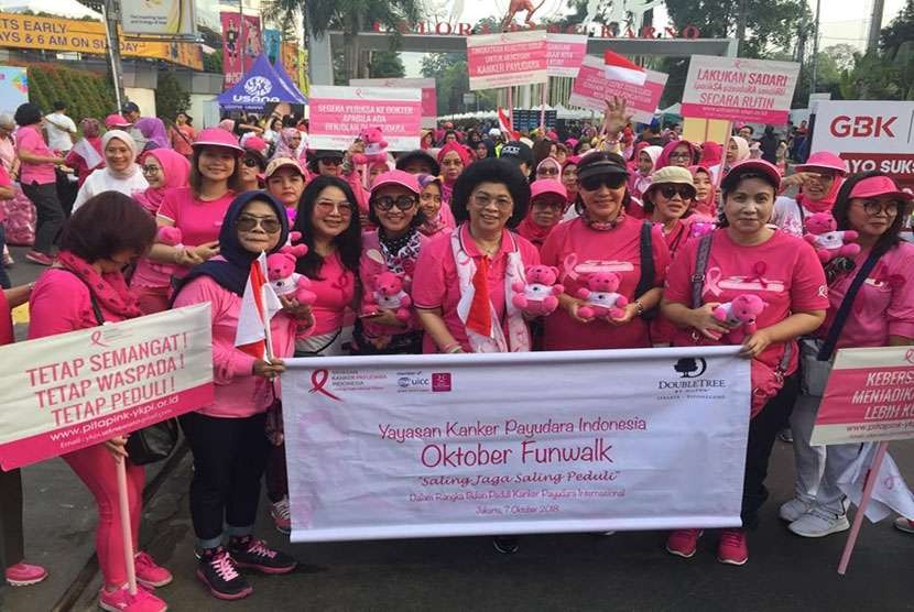 Ketua Yayasan Kanker Payudara Indonesia (YKPI) Linda Agum Gumelar bersama 200 penyintas kanker payudara menyelenggarakan Fun Walk kampanye bulan peduli kanker payudara baru-baru ini.