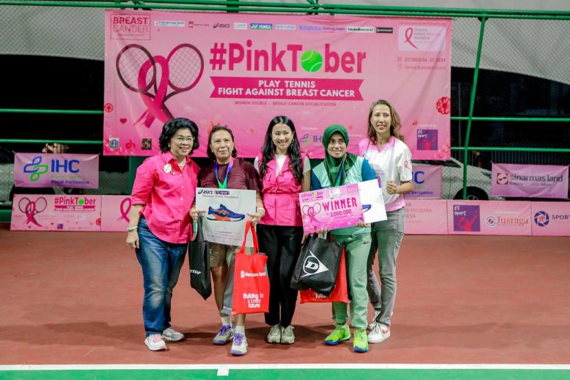 Ketua Yayasan Kanker Payudara Indonesia (YKPI) Linda Agum Gumelar (kiri) berfoto dengan pasangan Ginny Monoarfa/Susan Mokodompit yang menjuarai Pinktober Play Tennis Fight Against Breast Cancer di Lapangan Tenis Indoor Bulungan, Jakarta Selatan, Ahad (27/10/2024).