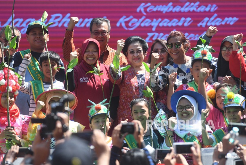 Ketua Yayasan Kebun Raya Indonesia Megawati Soekarnoputri (tengah) bersama Menteri Kelautan dan Perikanan Susi Pudjiastuti (ketiga kanan) dan Walikota Surabaya Tri Rismaharini (ketiga kiri) mengepalkan tangan saat digelar Jaga Bumi Festival, Surabaya, Jawa Timur, Ahad (29/4). 