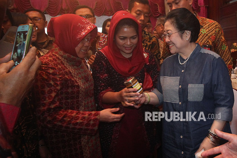 Risma bersama dengan Megawati Soekarnoputri, dan Puti Guntur Soekarno (ilustrasi).