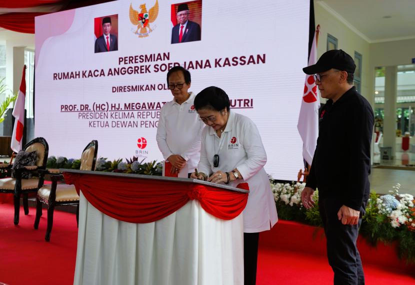 Ketua Yayasan Kebun Raya Indonesia (YKRI) Prof. Dr. (H.C) Megawati Soekarnoputri meresmikan Rumah Kaca Anggrek Soedjana Kassan 