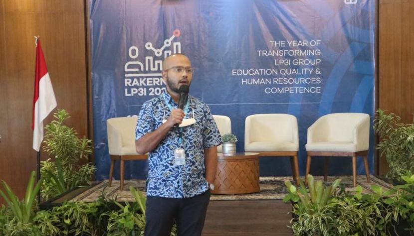 Ketua Yayasan LP3I M. Aghnia Syahputra tengah menyampaikan sambutannya dalam Rakernas LP3I 2021 di Hotel Royal Tulip Jimbaran Bali, Selasa (16/11).