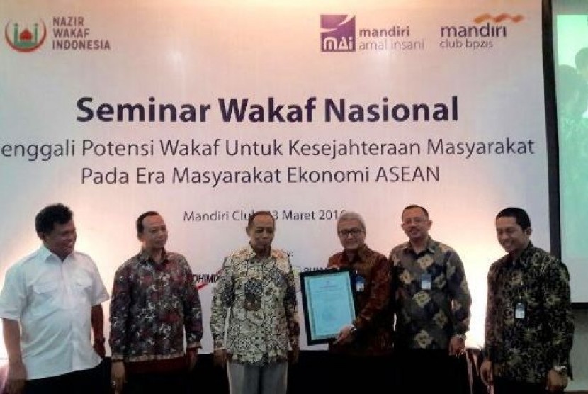 ketua Yayasan Mandiri Amal Isani (YMAI) Tedi Nurhikmat (tiga dari kanan) usai menerima serfitikat wakaf dari Badan Wakaf Indonesia