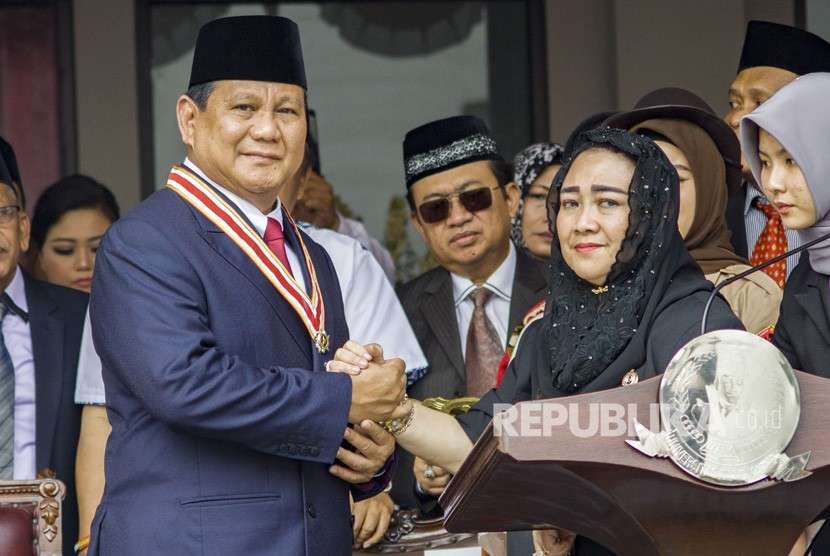 Ketua Yayasan Pendidikan Bung Karno Rachmawati Soekarnoputri (kanan) berjabat tangan dengan Prabowo Subianto (kiri).