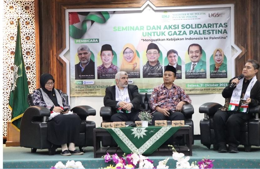 Ketua Yayasan Persahabatan dan Studi Peradaban, Dr. Ahed Abu Al Atta (dua kiri), menjadi pembicara pada ‘Seminar dan Aksi Solidaritas untuk Gaza Palestina: Memperkuat Kebijakan Indonesia untuk Palestina’ di kampus Universitas Muhammadiyah Jakarta, Selasa (31/10/2023).