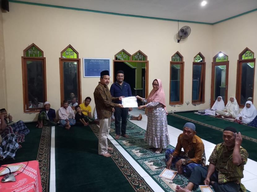 Ketua Yayasan Wakaf Agro Lemah Ireng (WALI), Boyolali,  M Luthfi Hamidi menyerahkan penghargaan kepada para muwakif yang telah mewakafkan tanah mereka kepada Yayasan WALI.
