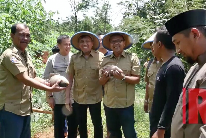 Ketua YBM BRI Tri Wintarto (ketiga dari kiri) bersama tim saat mengunjungi Pondok Pesantren Riyadlatul Falahin, Lampung Tengah 