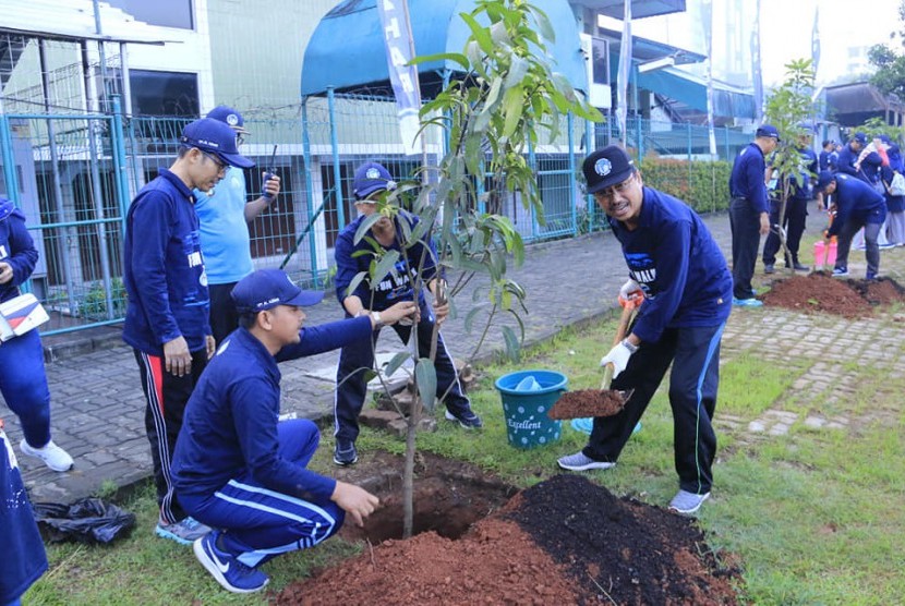 Ketua YPI Al Azhar, H Sobirin menanam pohon sebagai tanda dimulainya program Al Azhar Peduli Bumi. 