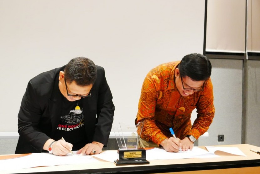 Ketua ZIS Indosat Wahid Efendi dan CEO Rumah Zakat, Nur Efendi melakukan penandatanganan kerja sama.