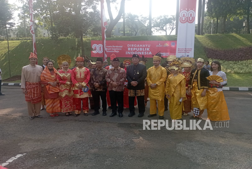 Ketum AGP Ronny Leonard (batik merah tengah) bersama peserta upacara HUT ke-80 RI di SCBD Jakarta, Ahad (17/8/2025).