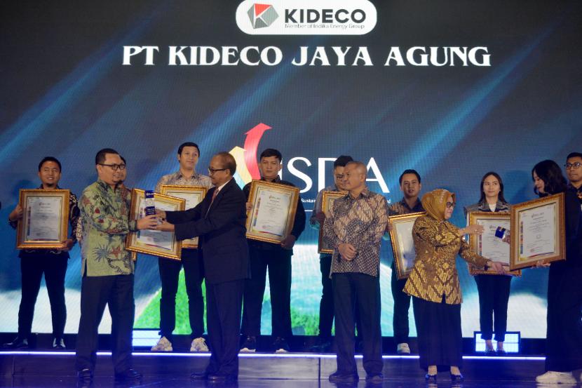 Ketum Corporate Forum for CSR Development (CFCD), Thendri Supriatno, menyerahkan trofi kepada Dirut Kideco M. Kurnia Ariawan dalam ajang Indonesia CSR Awards (ICA) dan Indonesia SDGs Awards (ISDA) 2023 di Jakarta.